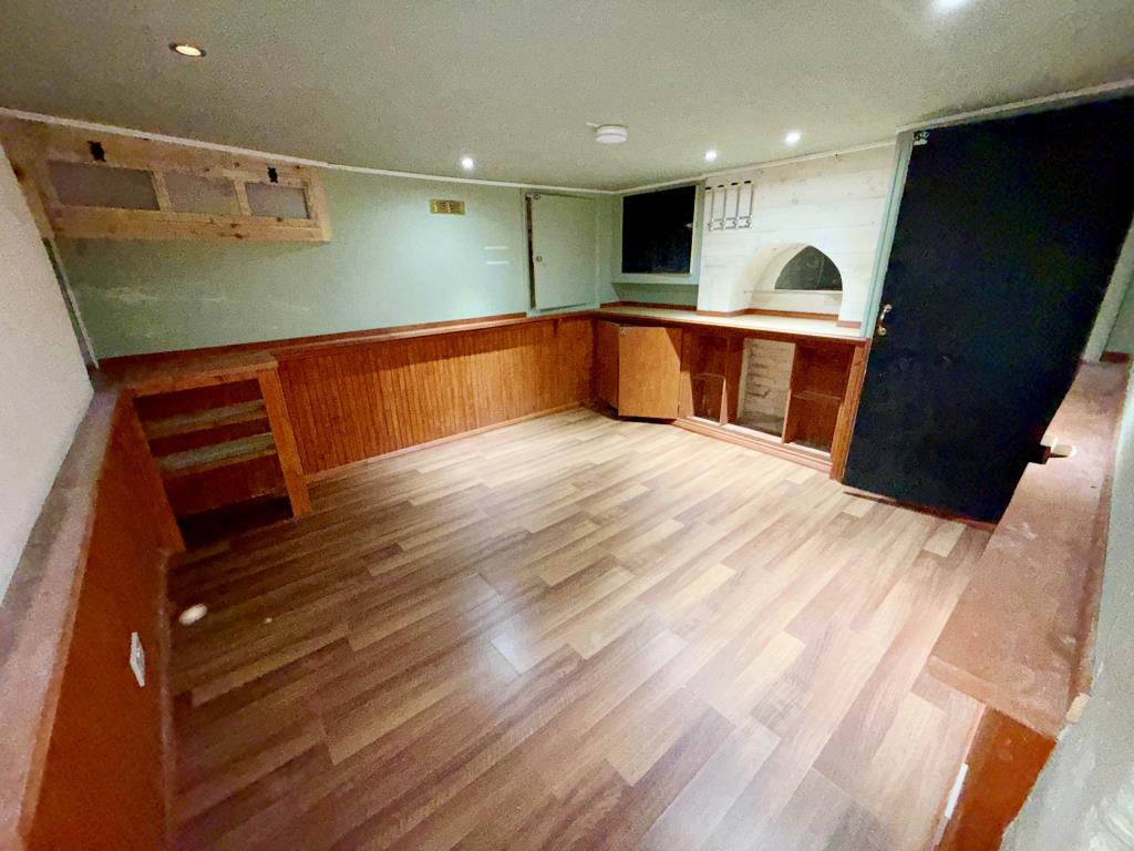 Lot: 23 - VACANT FOUR-BEDROOM HOUSE - Cellar